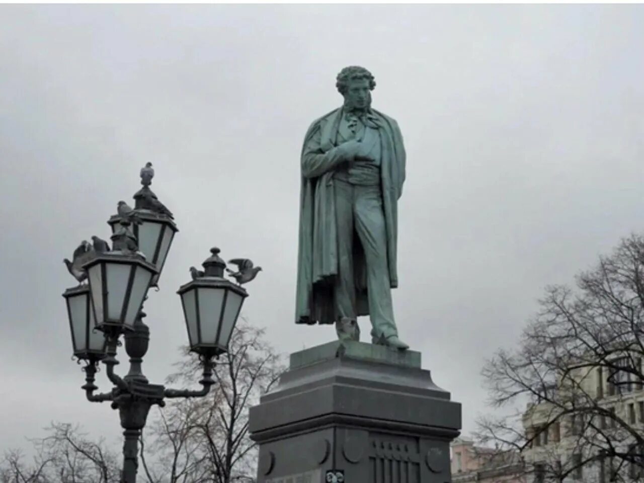 Памятник а с пушкину в москве. Памятник Пушкину в Москве на Тверском бульваре. Опекушин памятник Пушкину. Памятник Пушкина в Москве Опекушин.