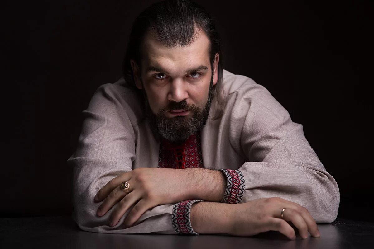 хмурый человек. серьезное лицо. мужчина бизнесмен. русский десантник. джерард батлер (gerard butler).