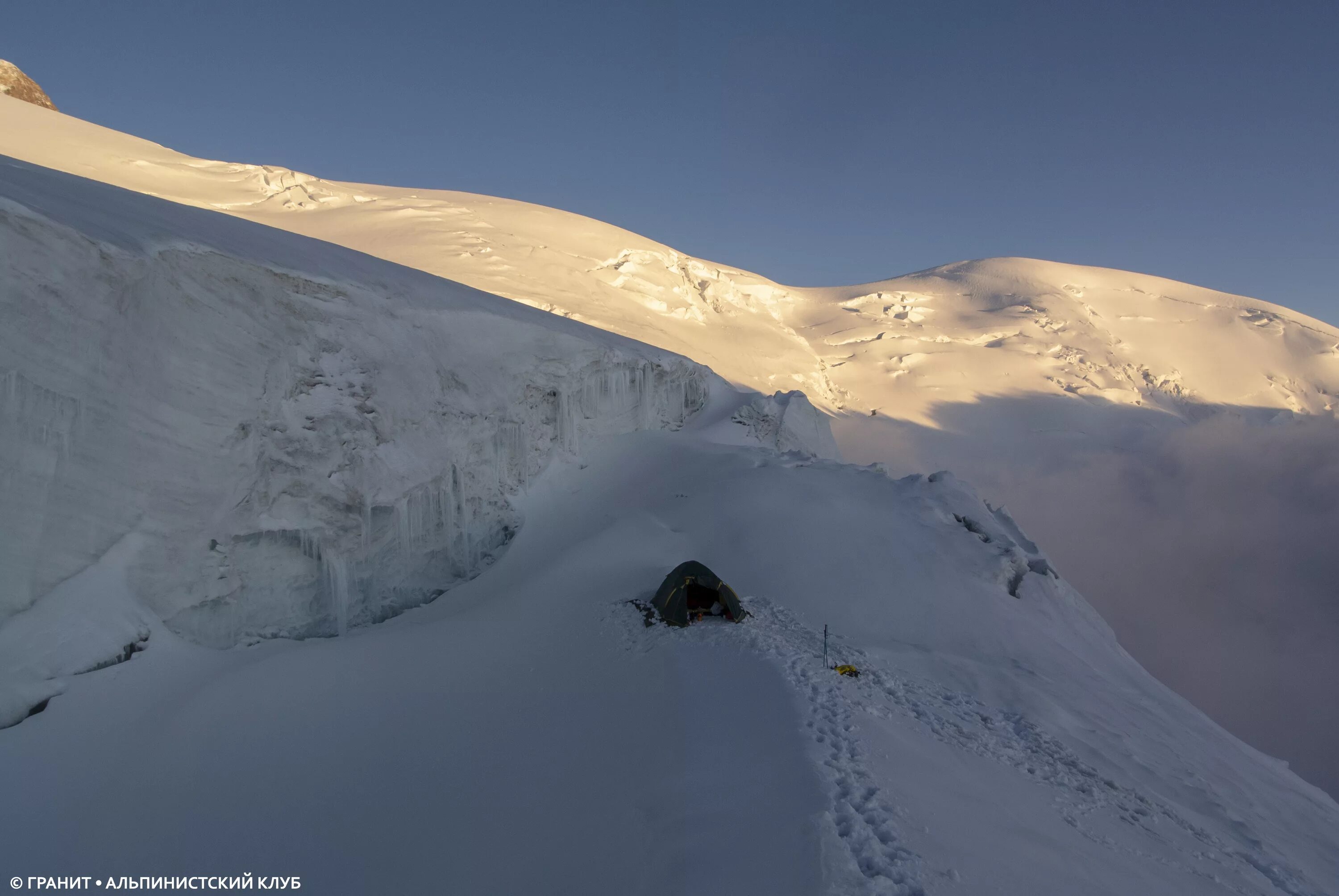 Горно лесистая местность. Холмистая возвышенность (холмы). Более крутым является склон. Горная тропа италия. Более крутым является склон.