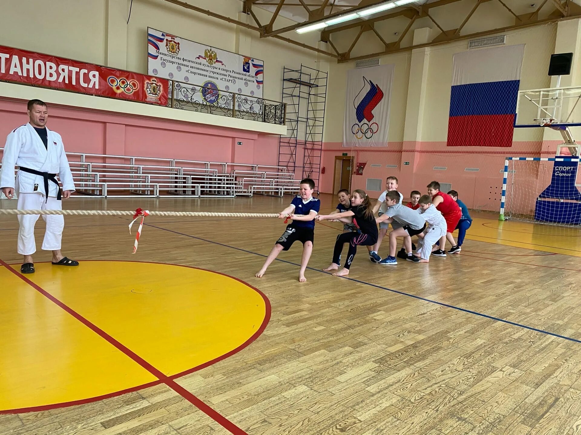 Школа hunter college high school. Старовыслинская сош комсомольского района. Урай спортивная школа старт. Спортивные старты. Мбу сш старт.