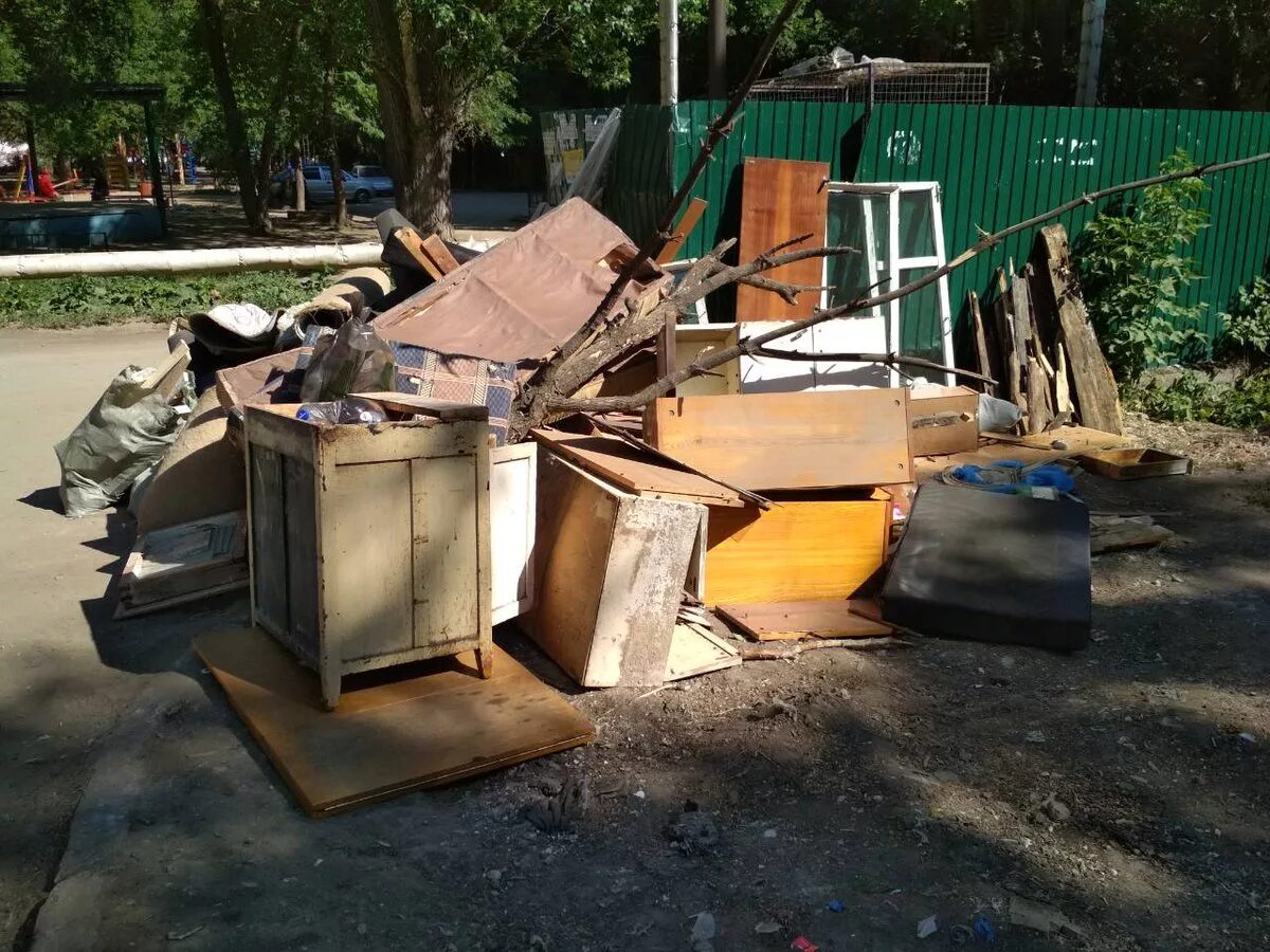 Крупногабаритная помойка. Мусорный контейнер. Крупногабаритная помойка. Крупногабаритная помойка. Крупногабаритная помойка.
