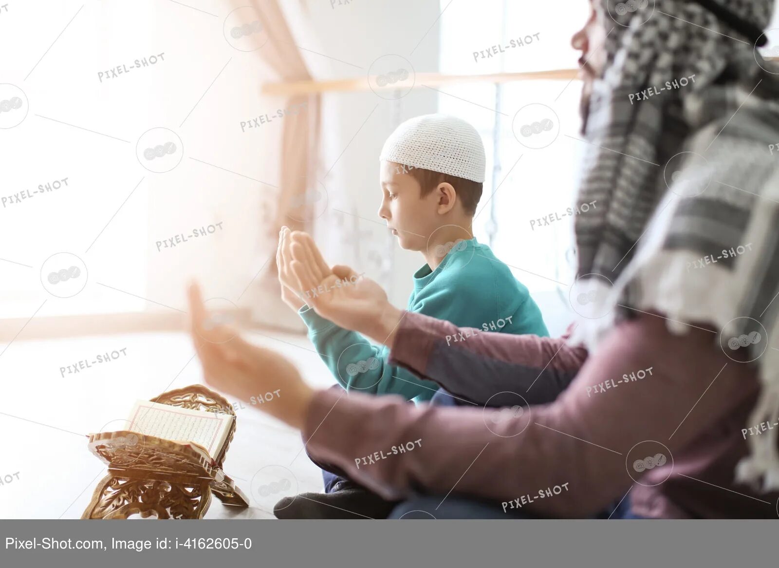 Отец и сын молятся. Father and son Muslim. Фон мусульманский для папа и детей. Все по кругу молятся сын без отца