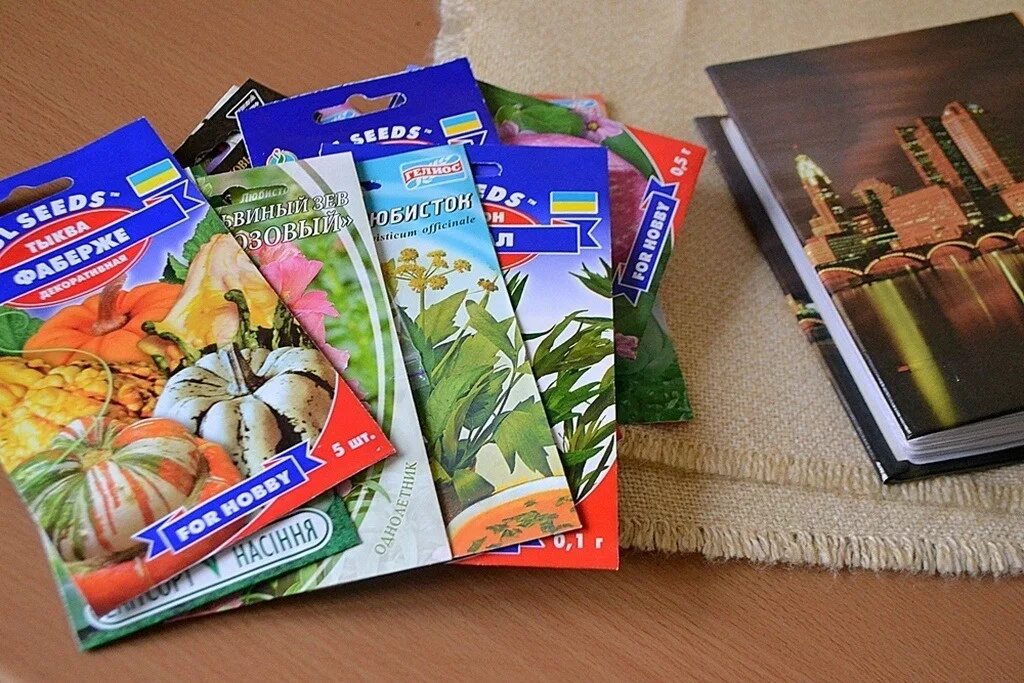 Интернет магазин семян доставка по россии. Семена в пакетиках. Пакеты для семян. Пакетики с семенами. Семена в пакетах.