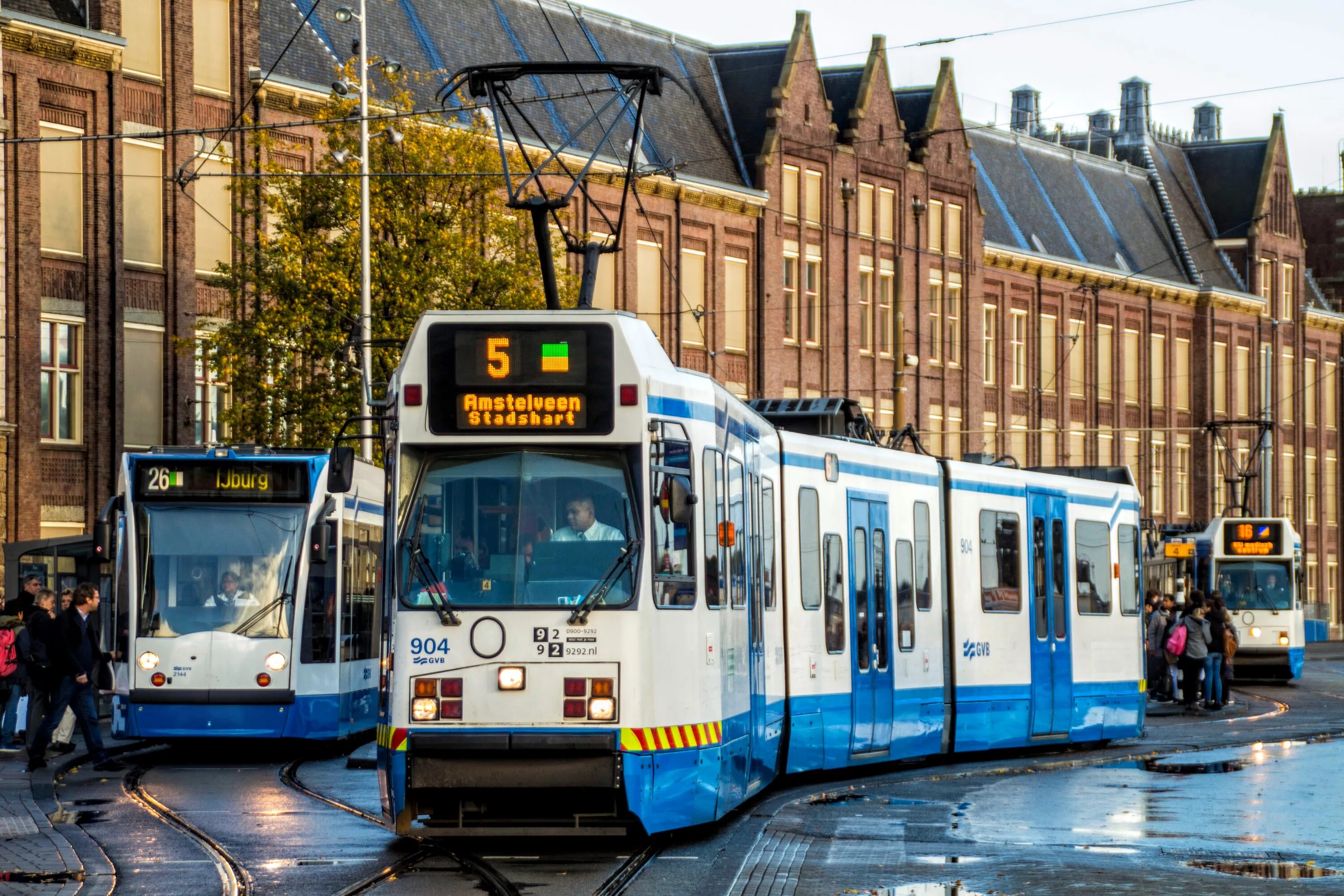 В общественном центре городов транспорт. Трамвайные депо Амстердама. Трамвай в Нидерландах. Трамвай Аахен. Трамваи в Голландии.