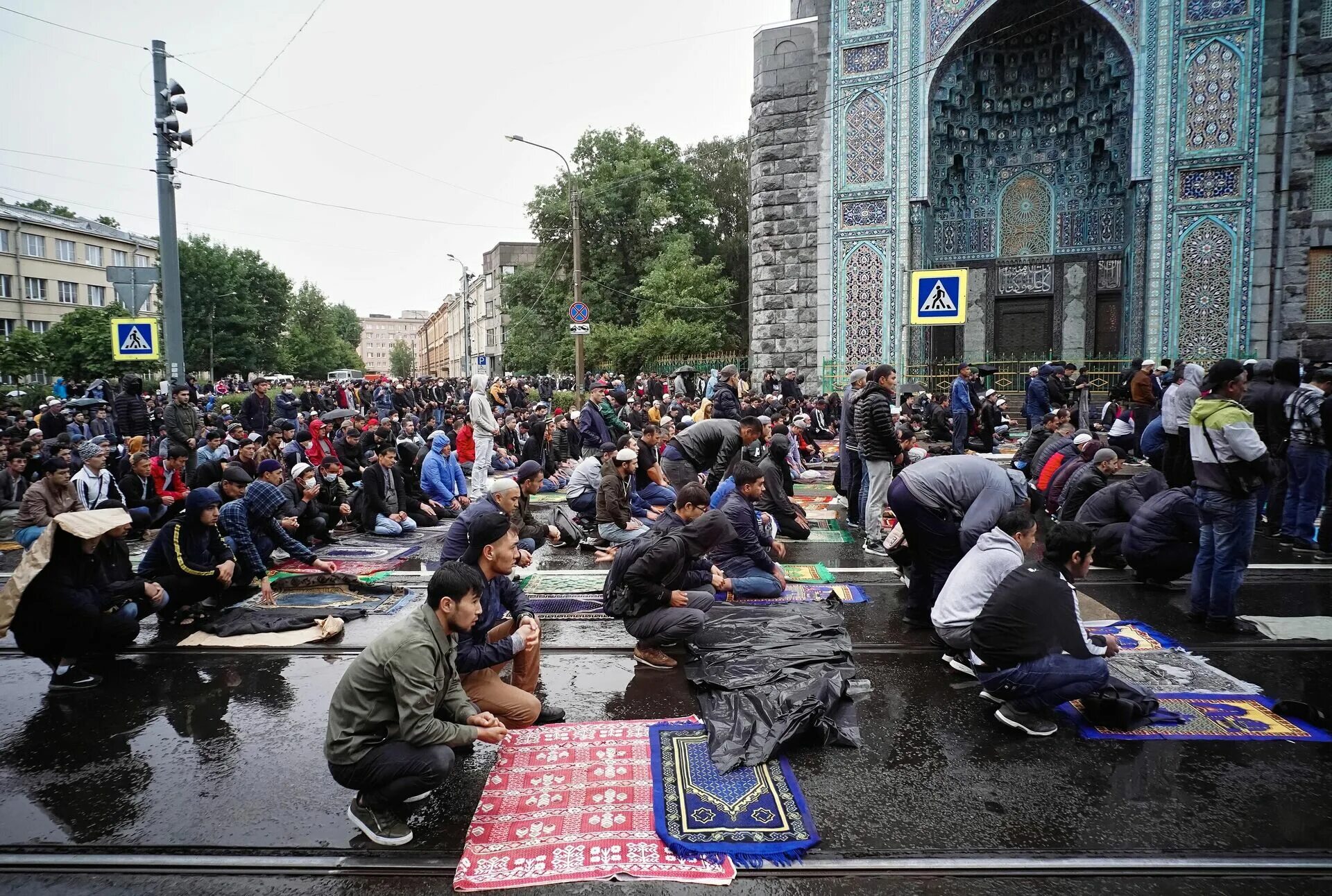 Притесненных мусульман. Курбан-байрам 2022. Курбан-байрам 2022 у шиитов. Праздник мусульман Курбан-байрам в Москве. Курбан-байрам 2022 Санкт Петербург.