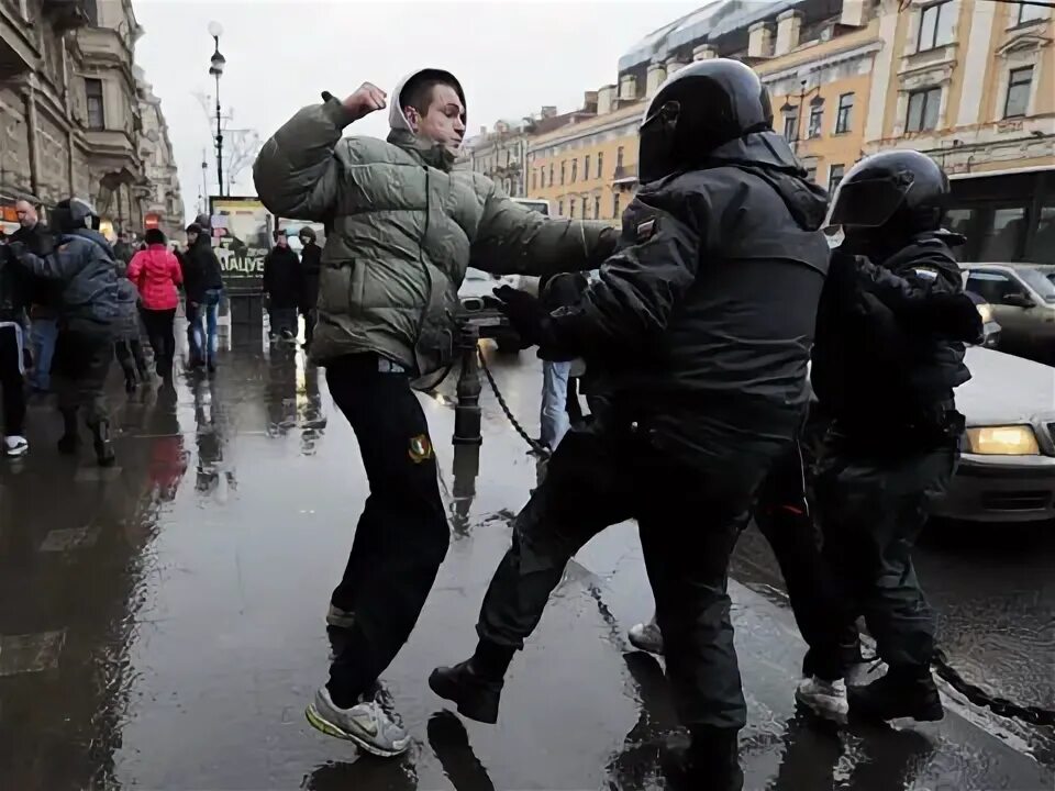 Нападение на сотрудника при исполнении срок. Нападенианасотрудникаполоиция. нападение на сотрудника полиции. хулиганы против полиции.