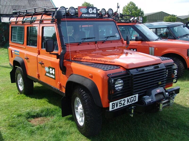 Defender g2. Дефендер 110. Дефендер 110 оранжевый. Ленд Ровер Дефендер Экспедиция. Land Rover Defender для экспедиции.