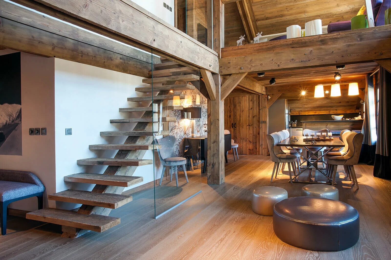 Первый этаж как жить. Лестница на второй этаж в рустикальном стиле. Лестница в стиле Шале. Шале интерьер лестница. Интерьер в деревянном доме.