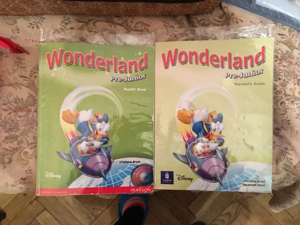 Wonderland junior a activity book. Wonderland pre junior учебник. Учебники по английскому для детей. Джуниор книга. Wonderland учебник английского.