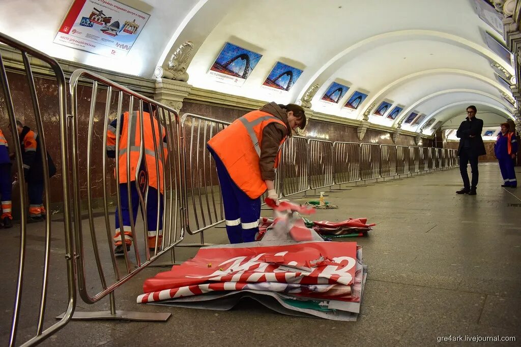 Метро 2013 станислав дужников. Фильм метро 2007. Наклейки в метро. Тоннель метрополитена. Когда в московском метро убрали рекламу.