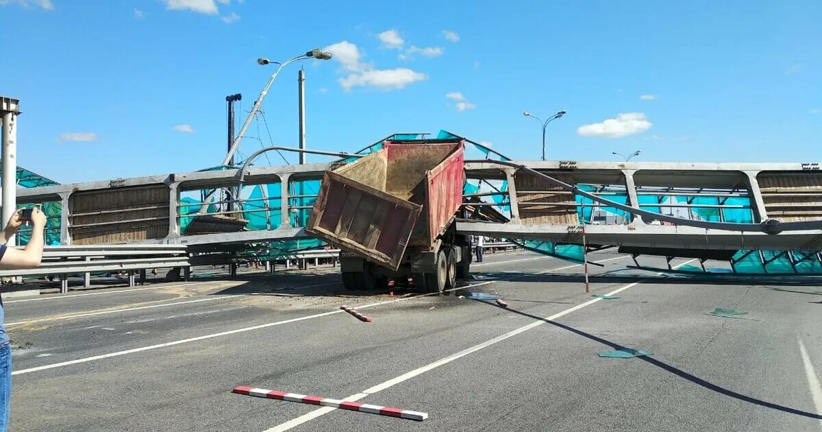 На Ярославке снесли мост. Грузовик снес мост. Самосвал снёс пешеходный. Самосвал снес пешеходный мост. Авария на ярославском шоссе сегодня в пушкино