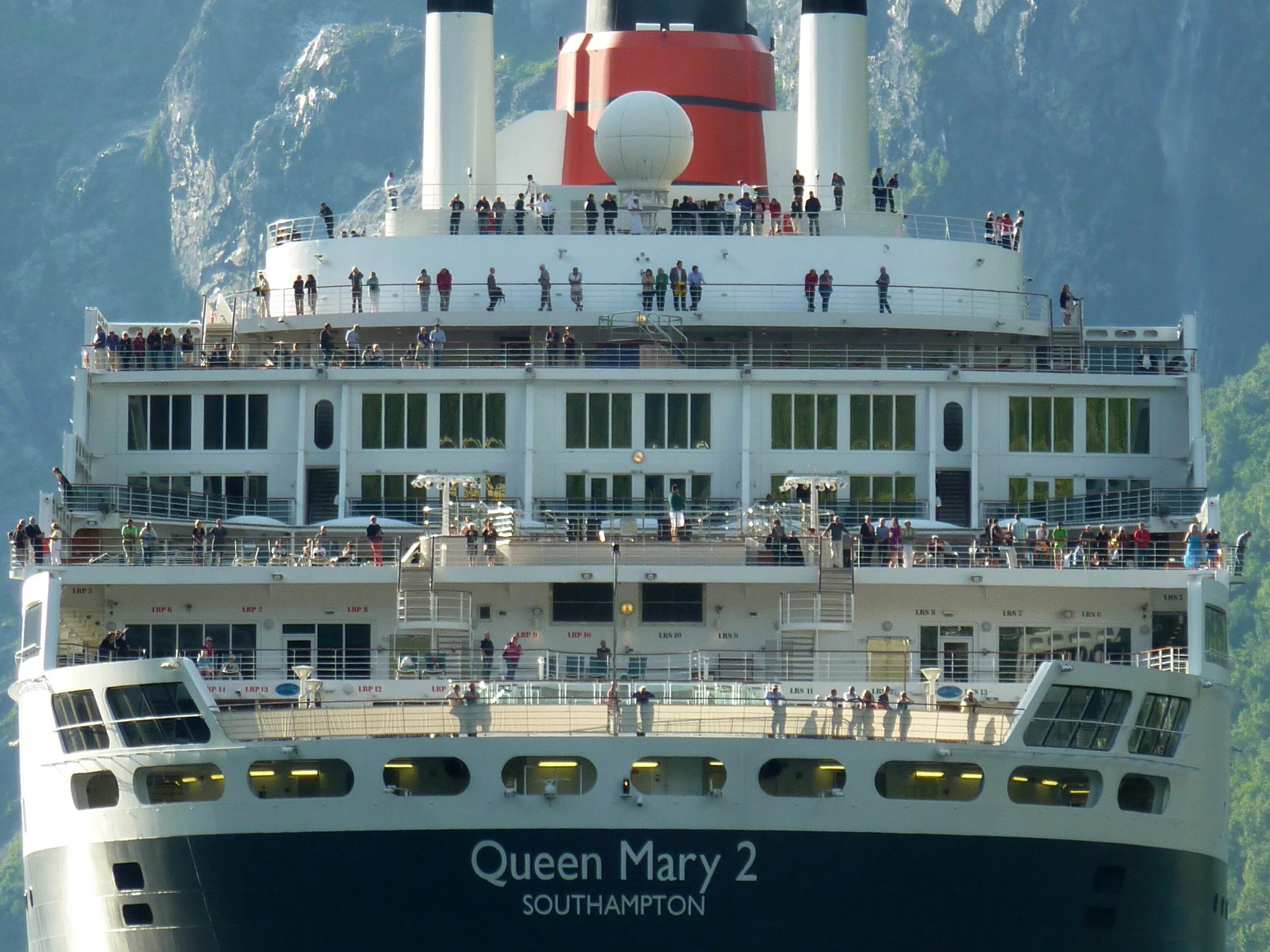 Девушка пароход. Круизный лайнер Queen Mary. Океанский лайнер Queen Mary 2. Теплоход Queen Mary 2. Queen Mary теплоход.