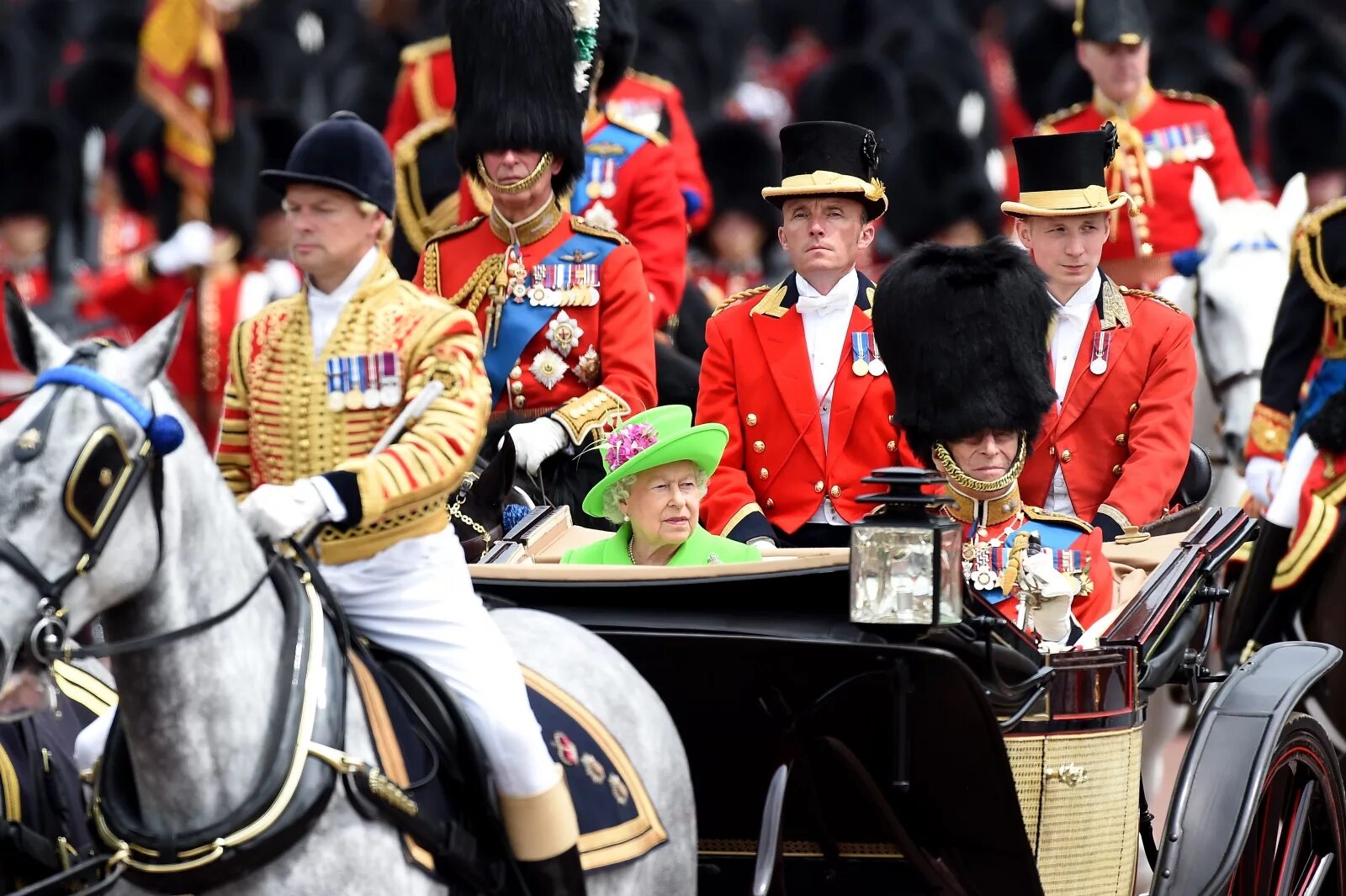 Английские праздники февраль. The Trooping of the Colour в Великобритании. Королевский Trooping of the Colour Лондон. Trooping the Colour праздник.