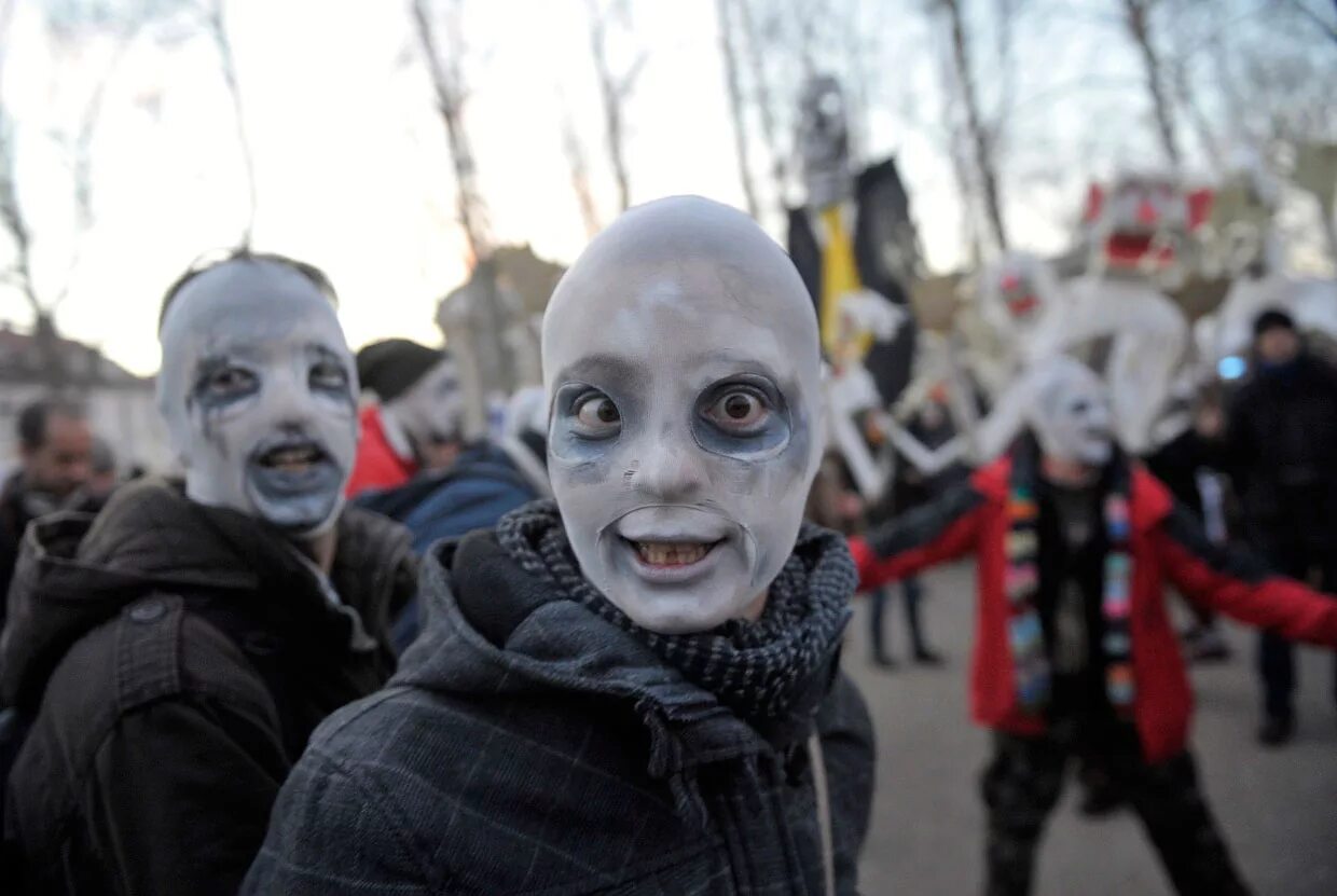 Толпа людей в масках. Lyudi na maskax.