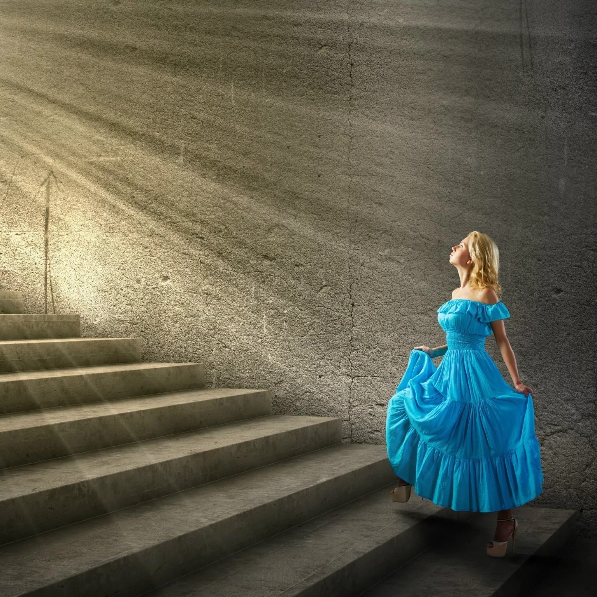Неслышно ступая. Девушка в платье. Девушка поднимается по лестнице. Девушка в платье на ступеньках. Девушка на лестнице в платье.