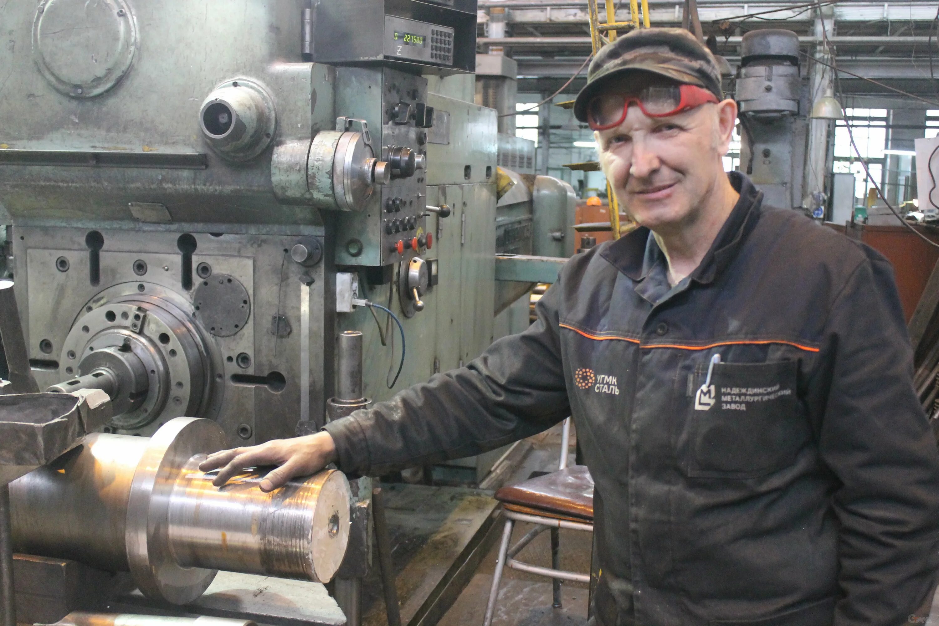 Оборудование токарного цеха. Токарь механического цеха. Кварц групп печора. Рабочий на заводе. Токарь механического цеха.