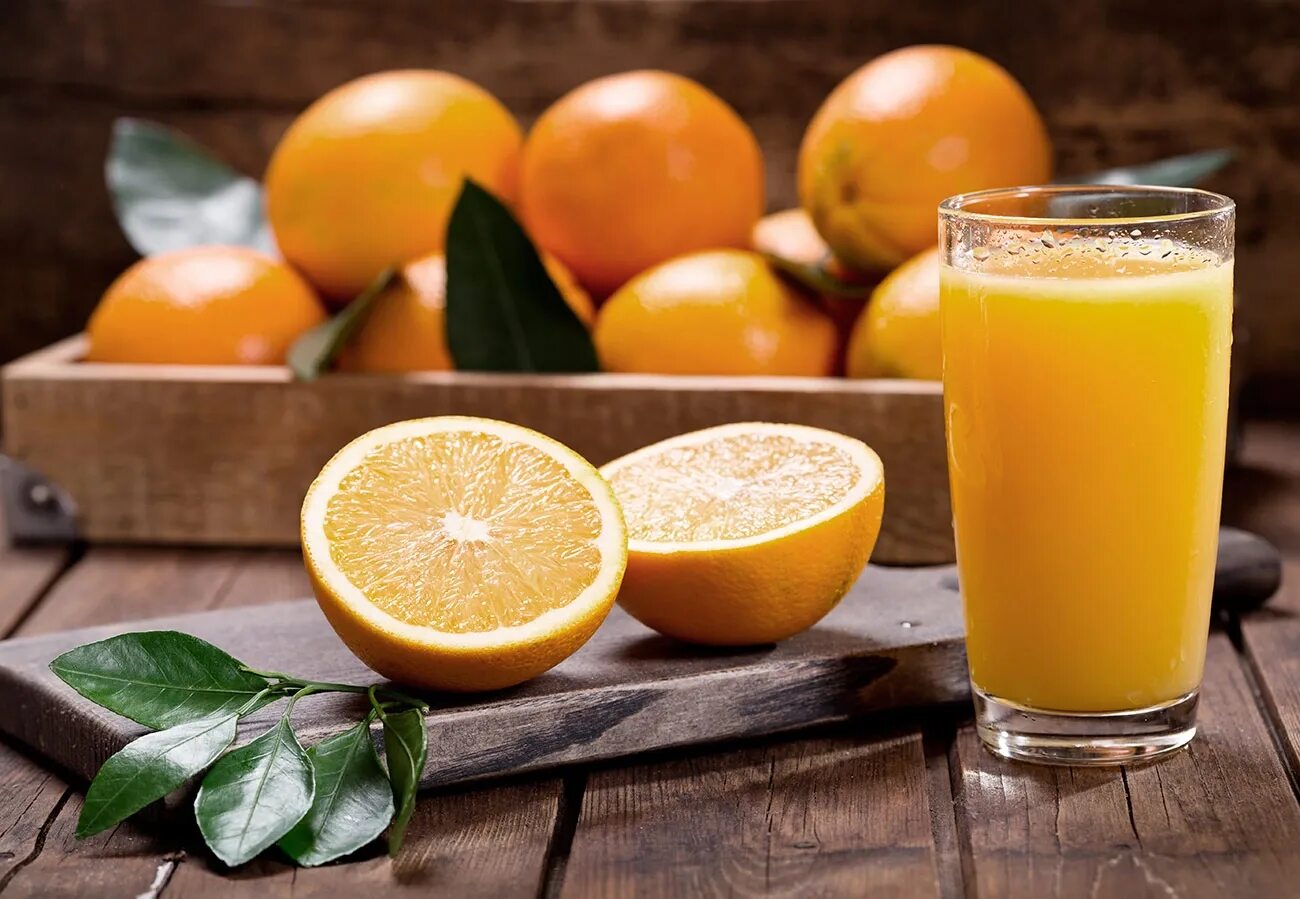 Апельсин сок польза. Апельсиновый сок. Свежевыжатый сок апельсин. Натуральный апельсиновый сок. Апельсиновый Фреш.