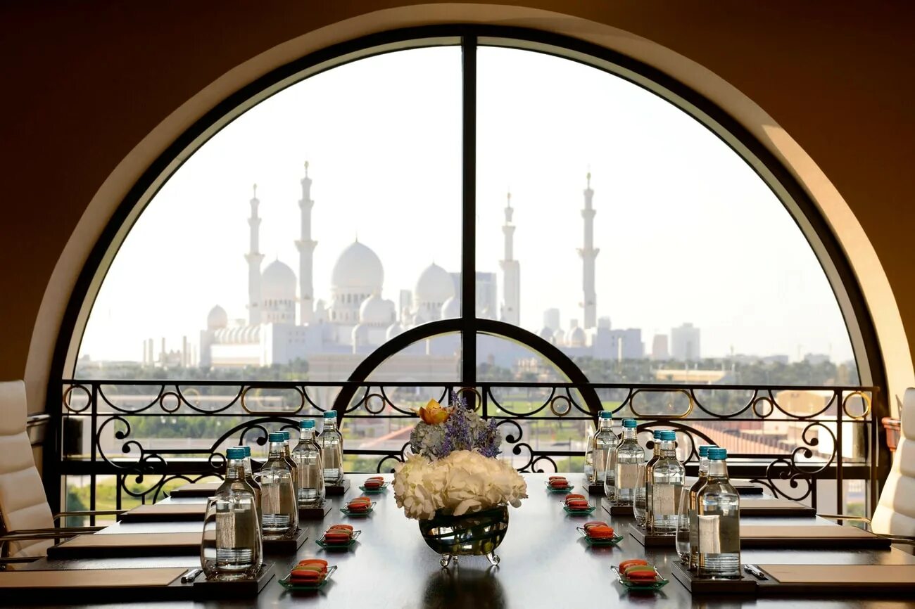Ritz carlton abu. Ритц карлтон абу даби. the ritz-carlton abu dhabi, grand canal. отель kingsgate abu dhabi. ритц дубай.