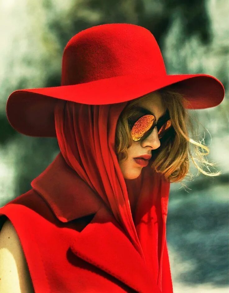 Стильная девушка в шляпе. Девушка в красной шляпе. Девушка в Красном. Женщина в шляпе и очках. Шляпа на аву