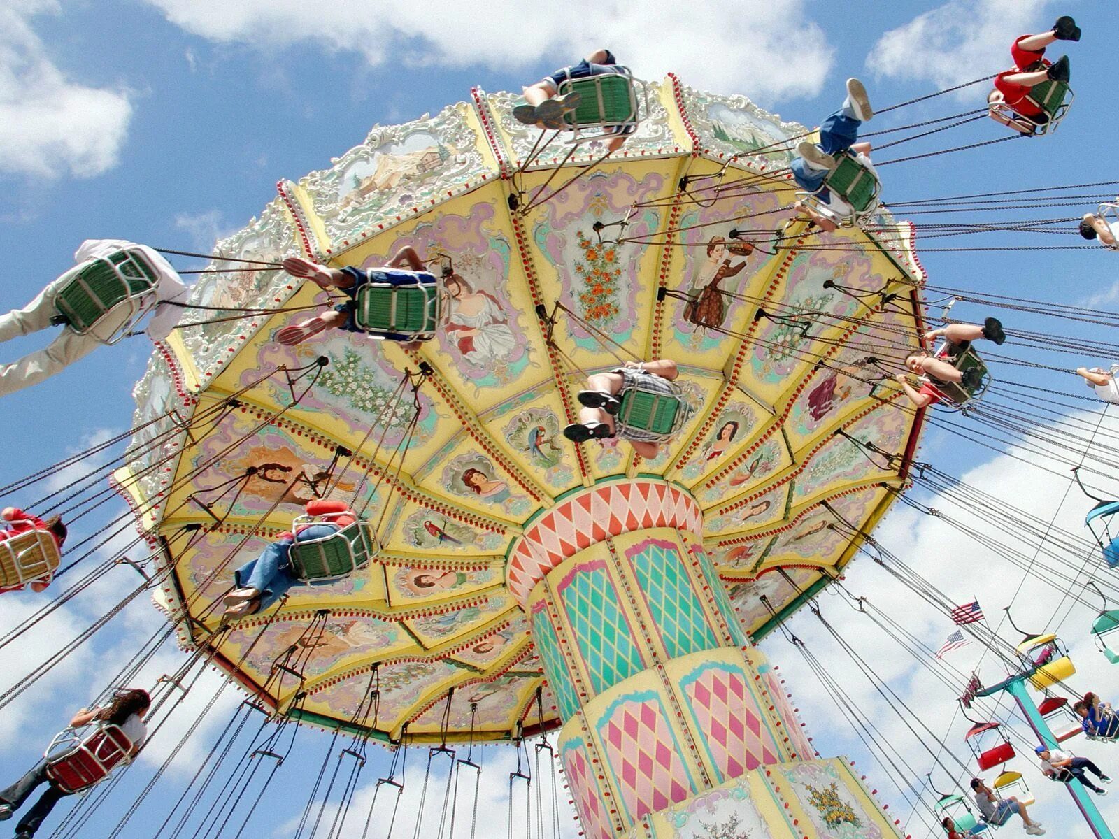 Парк Гагарина Москва аттракционы. Парк Горького аттракционы Ижевск Merry go Round. Карусель аттракцион. Красивая Карусель. Бесплатный парк аттракционов