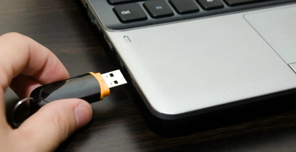Как безопасно отключить флешку. Usb флешка и для ноутбука. флешка в ноутбуке. флешка для компьютера. вставить флешку.