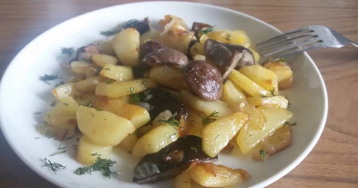 Жареная картошка с шампиньонами. Гарнир к жареной картошке. Опята жареные с картошкой. Картофель жареный с шампиньонами. Жареная картошка с грибами.