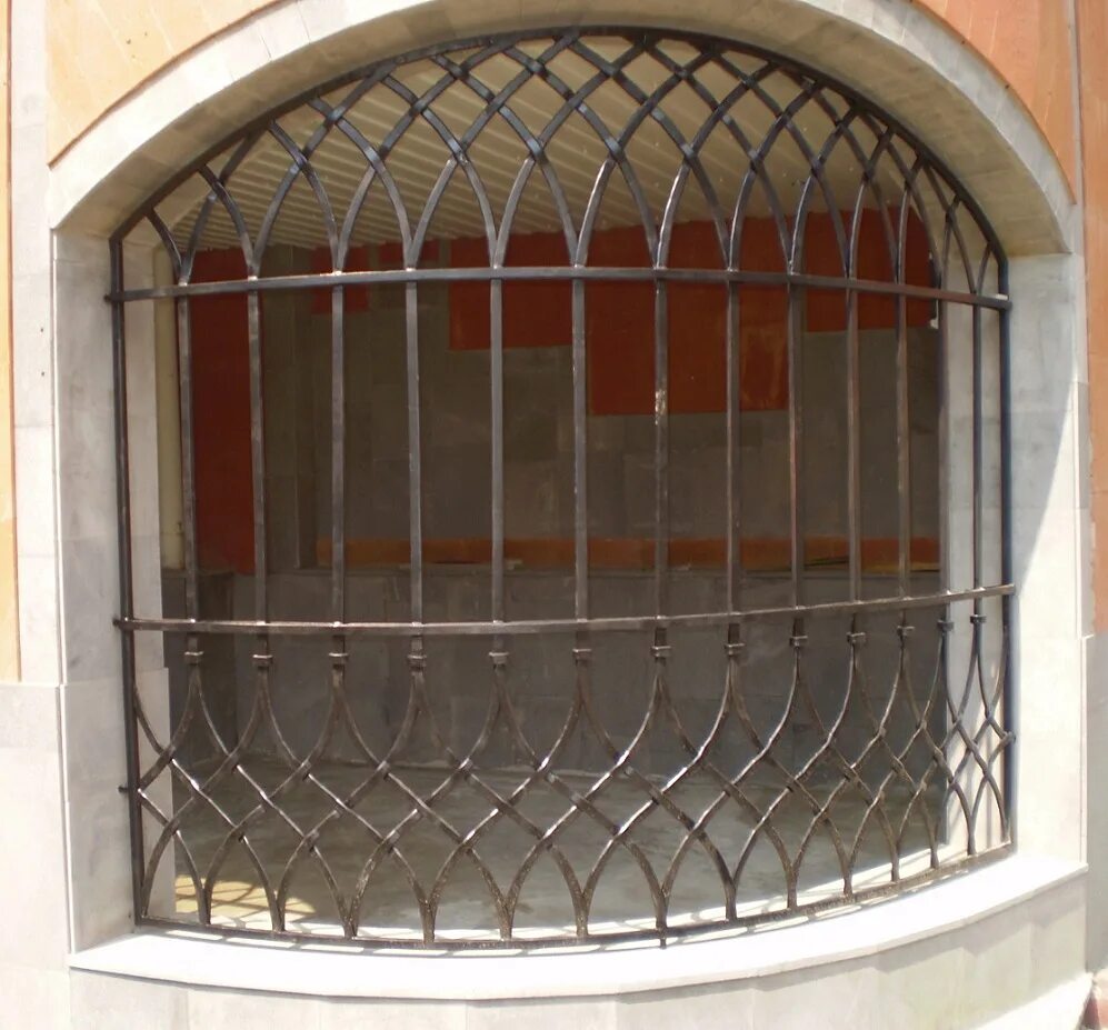 Золотые ворота екатерининского дворца. Оконные решетки с пиками наверху. Село решетки. Золотые ворота. Село решетки.