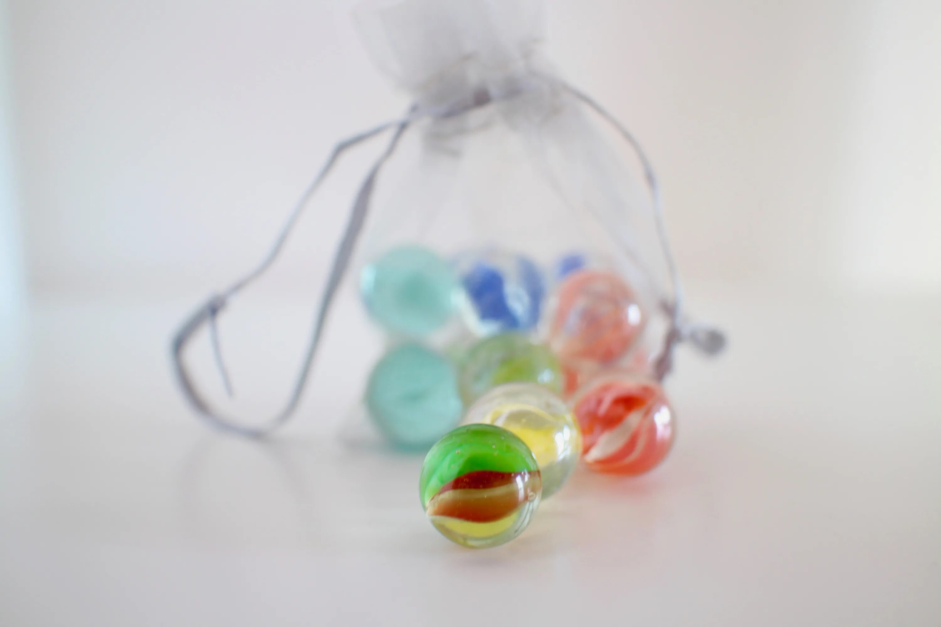Разноцветные шары игрушки. Игры с разноцветными мячиками. Стеклянная посуда с цветными шариками. Игры с воздушными шариками.