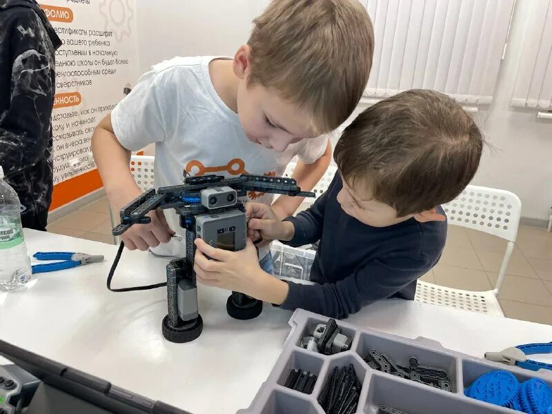 Кружок робототехники для детей. Робототехника для детей и родителей. Робототехника для детей и родителей филиппов. Робототехника для дошкольников. Робототехника для детей.
