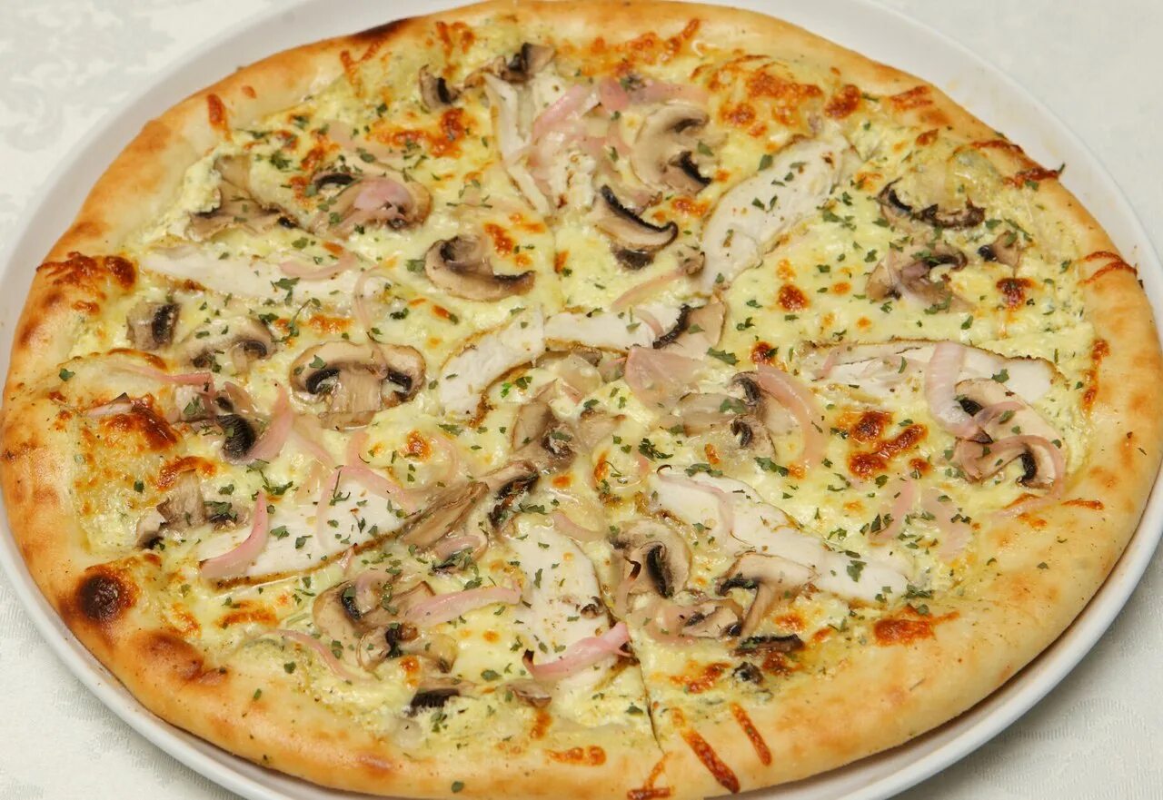 Начинка для пиццы с сыром. Пицца с курицей и грибами. Пицца с сырным соусом. Сливочный соус для пиццы. Пицца с грибным соусом.