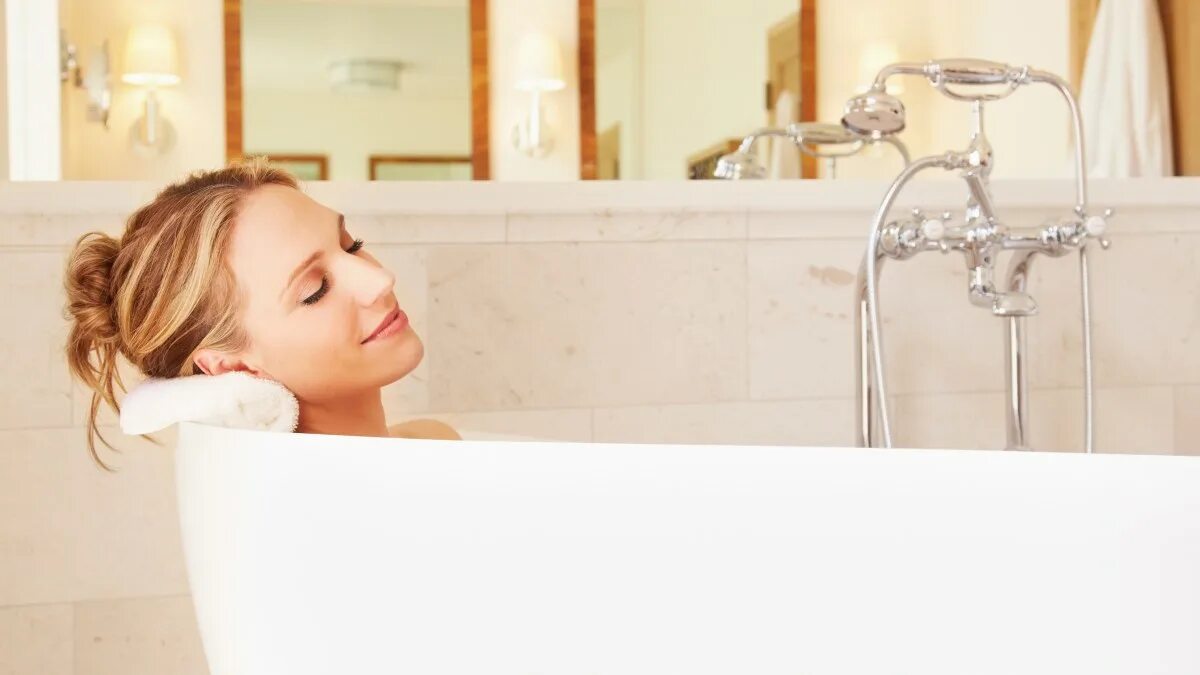 Принятие ванны время. Ванна расслабление. принятие ванны усталость. take a bath. ванна с травами.