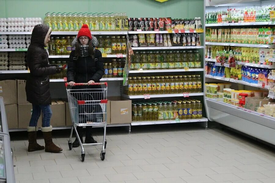 Пятерочка раскладка товара. Выкладка товара в пятерочке. Ассортимент пятерочки. Витрины продуктов в пятерочке. Пятерочка раскладка товара.