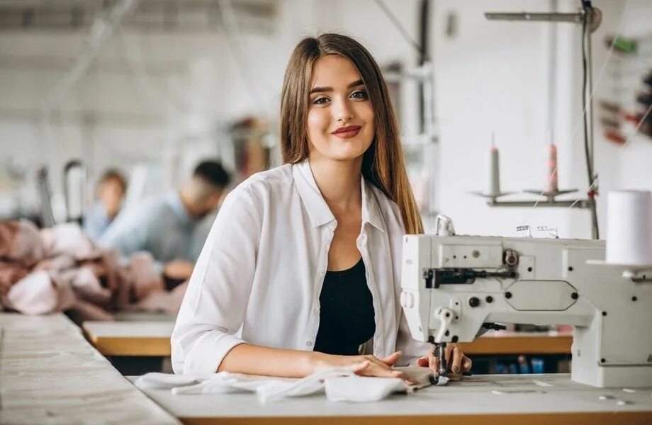 Требуется швея объявление. Процесс шитья. Вакансия швейная. Требуется швея. Вакансия швейная.