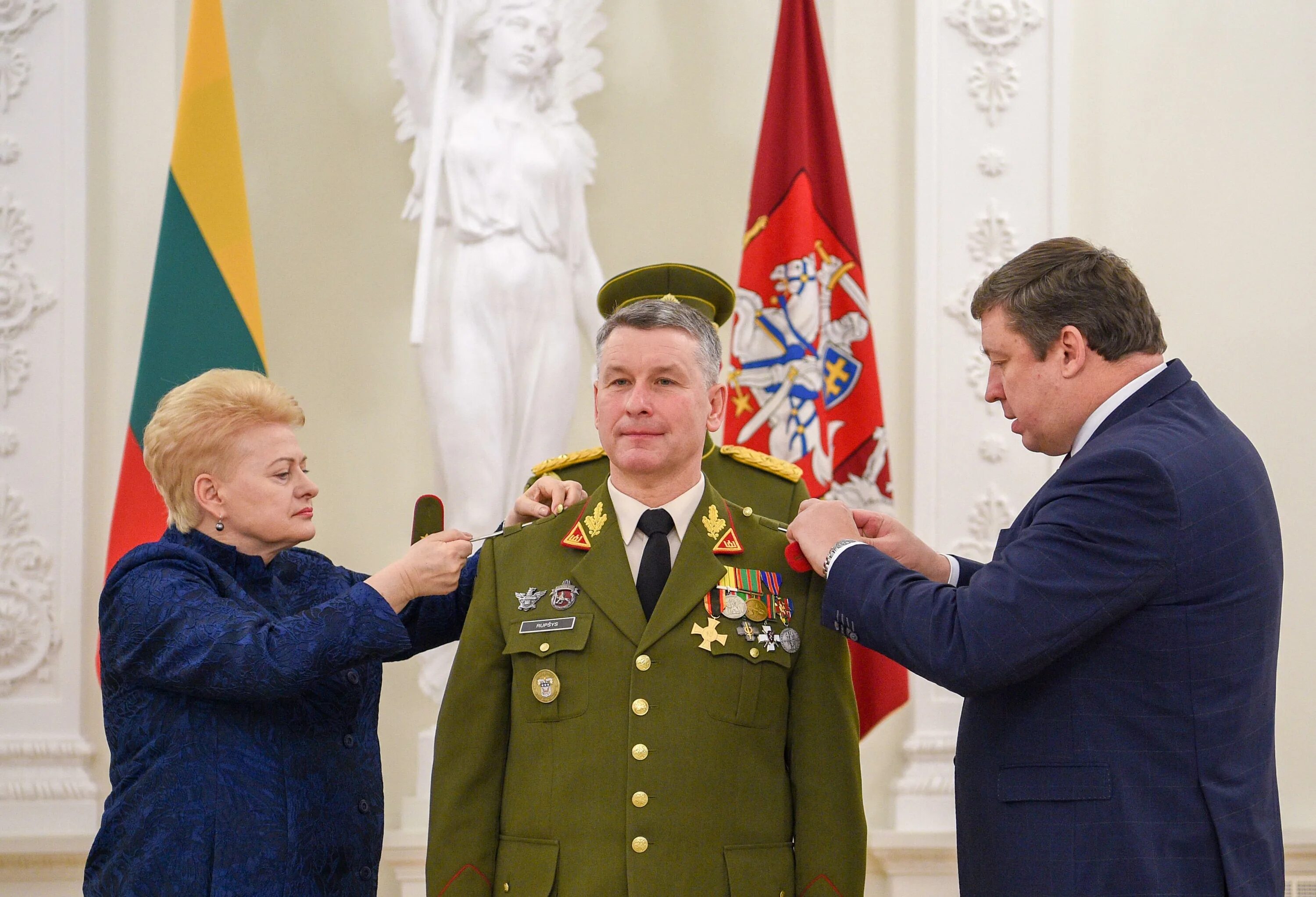 Награждение военных. Награждение офицеров. Офицеры с наградами. Вручение военных наград