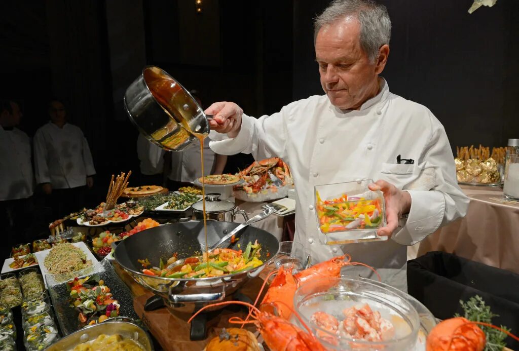 Даниель хумм. Повар вольфганг вольфганг пак. Кружка для директора. Ферран адриа повар. Шеф-повар поль бокюз.