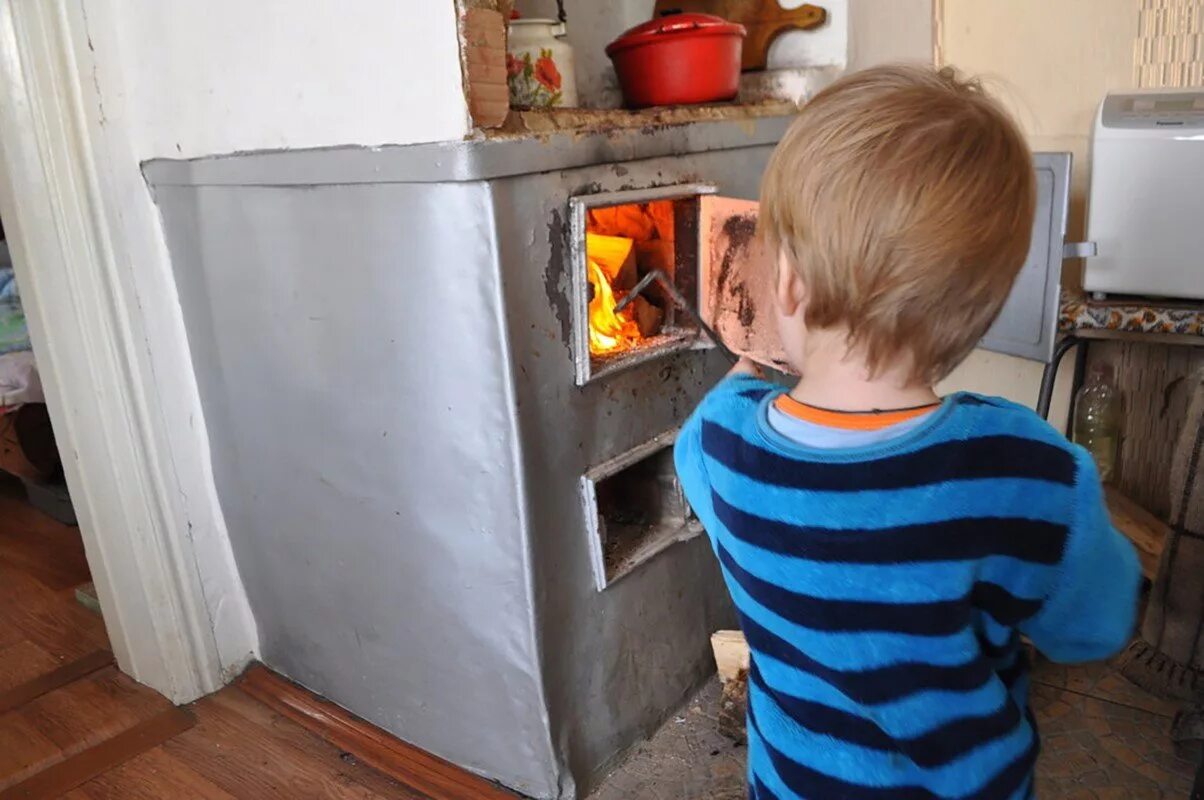Неприятный печка. Печка с огнем для детей. Печка для дошкольников. Пожар от печного отопления. Оставление топящейся печи без присмотра.