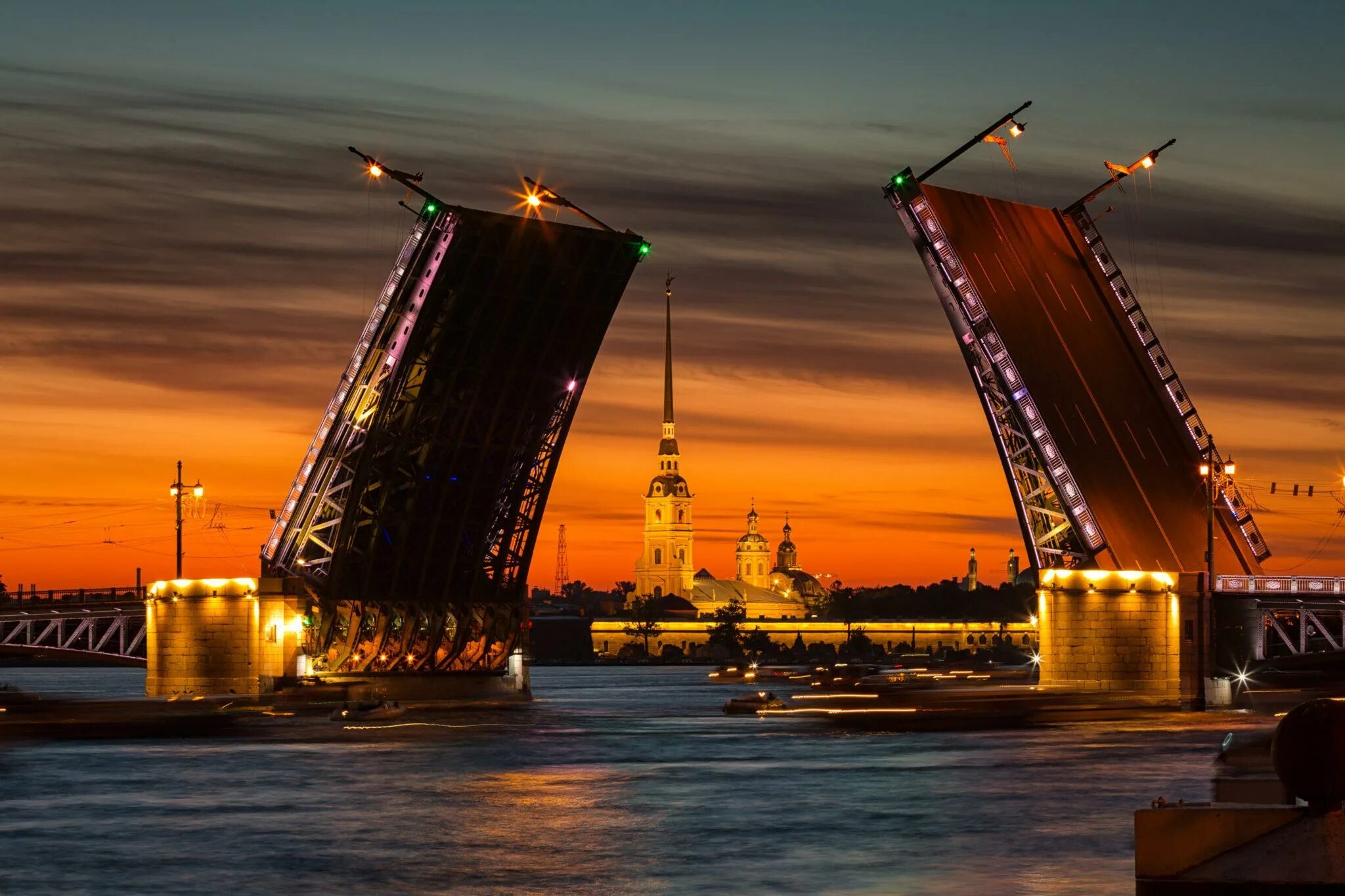 Разведение мостов в питере 2025. Дворцовый разводной мост в санкт-петербурге. разводной мост и петропавловская крепость. питер разводные мосты. разводные мосты в питере 2025.