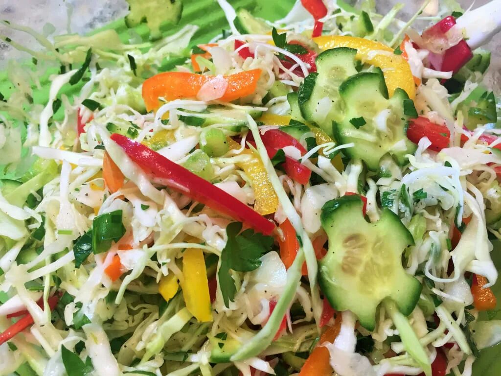 Овощной салат. Салат с капустой. Овощной салат с капустой. Овощной витаминный салат.