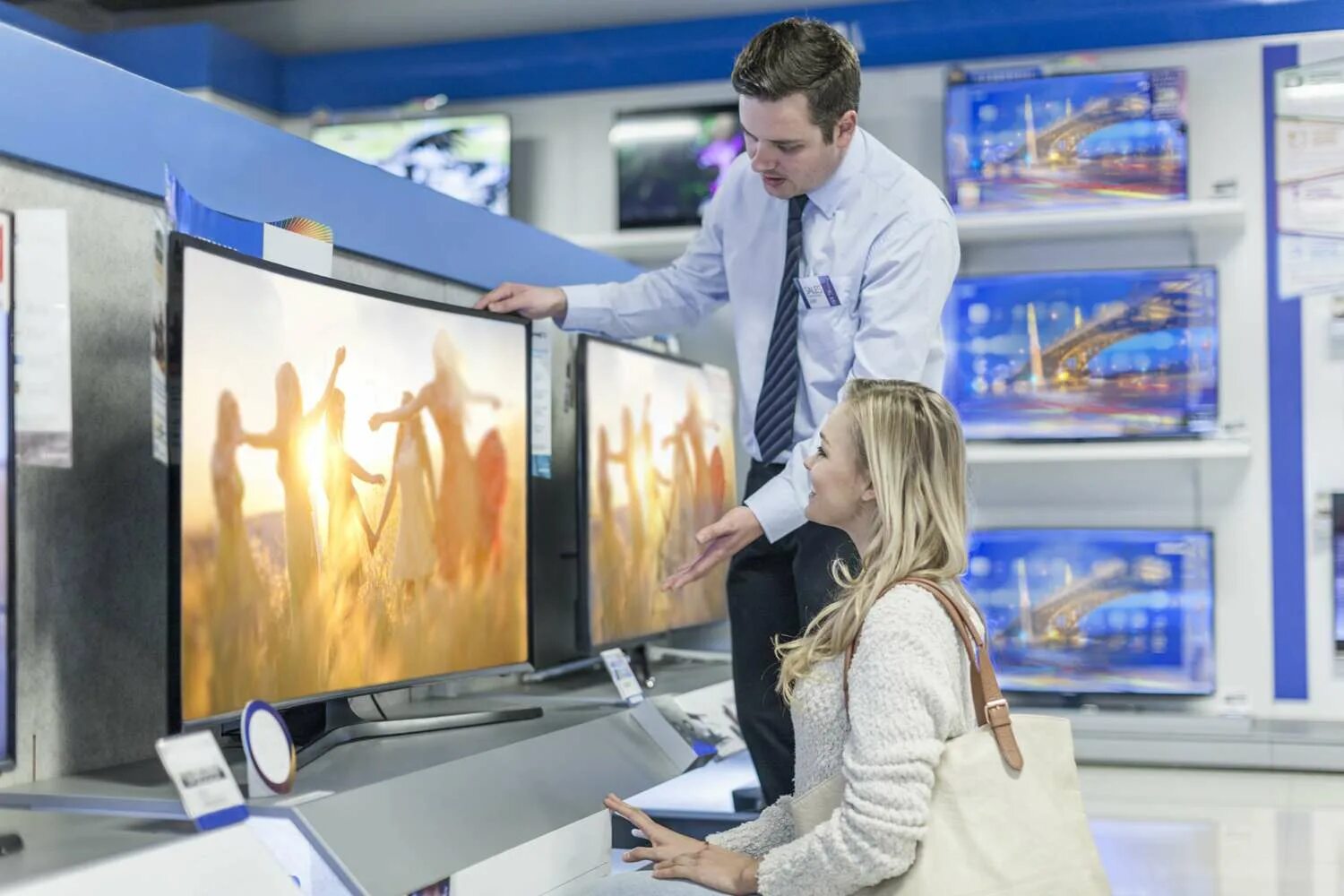 Телевизоры в магазине на витрине. Выбрать телевизор. Картинки тв woman. Samsung smart tv 2021. Покупать покупать новый телевизор.