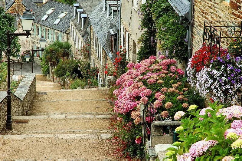 Street of flowers. Ланьон Бретань. Бретань ландшафтный стиль. Прованс Франция улочки Дворики. Улица Бретань Париж.