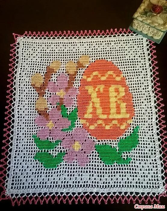 Пасхальная салфетка крючком в технике филейного вязания. Филейная салфетка к Пасхе. Пасхальные салфетки крючком. Вязаная салфетка к Пасхе. Салфетка на Пасху крючком.