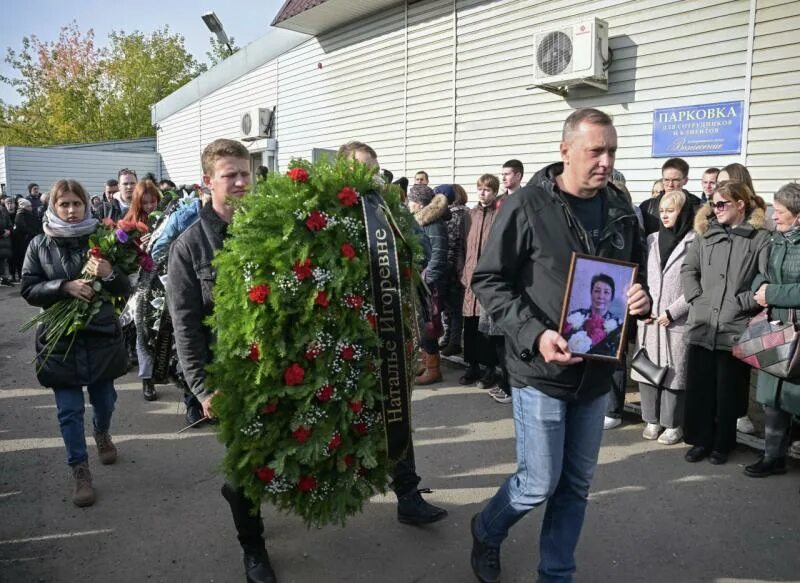 Прощание с погибшими в теракте. Ижевск школа 88 стрельба. В Ижевске простились с погибшим в школе.