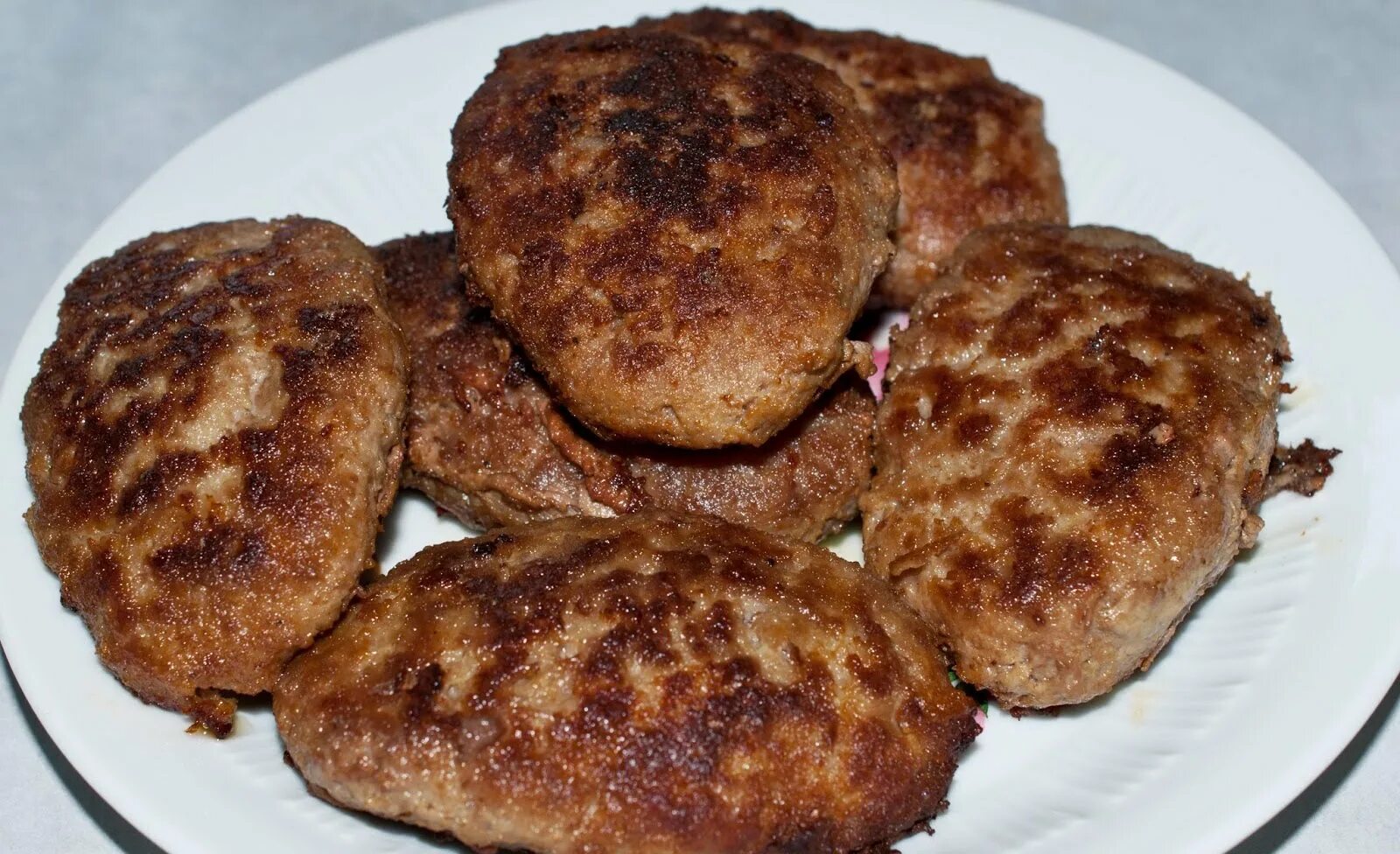 Что можно положить в котлеты. Котлеты по албански. котлеты мясные жареные. биточки мясные жареные. котлеты домашние жареные.