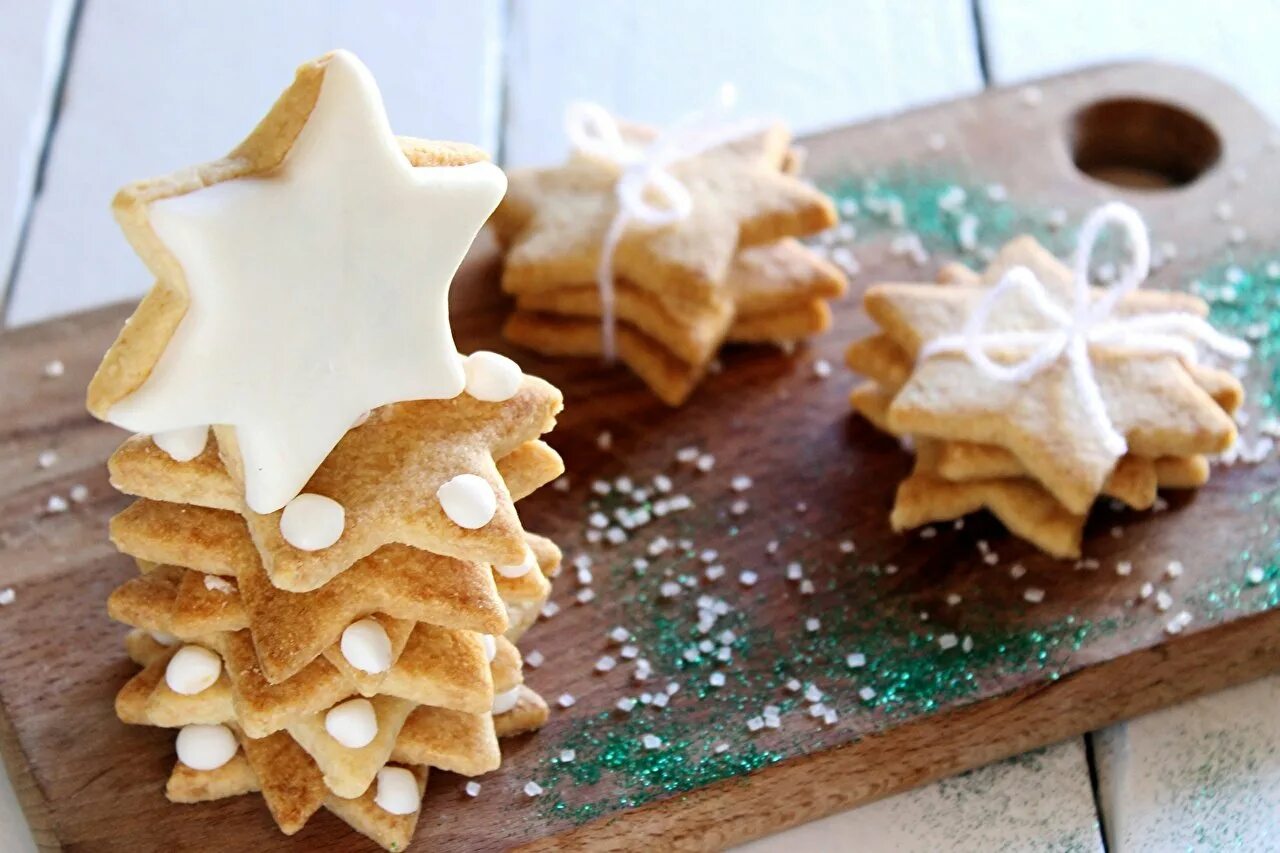 новогоднее печенье. песочное имбирное печенье. печенье на рождество. имбирное печенье. выпечка песочного печенья.