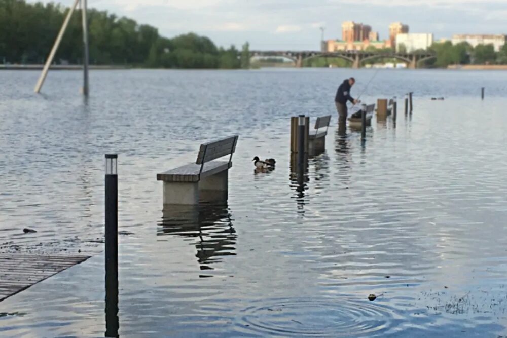 Ежегодное длительное повышение уровня воды в реке. Затопленная набережная Красноярск 2021. Набережная Енисея Красноярск 2021. Набережная Красноярск потоп. Наводнение в Красноярске 2021.