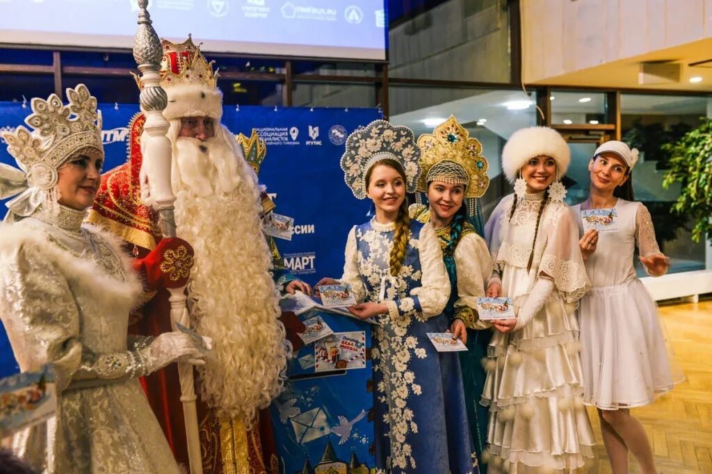 Снегурочка кострома метелица. Девица метелица из вятских полян. Байкальский дед мороз резиденция. Снегурочка кострома метелица. Девица метелица вятские поляны резиденция.