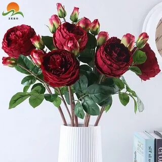 Красные искусственные цветы