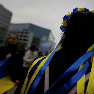 Человек с флагом украины