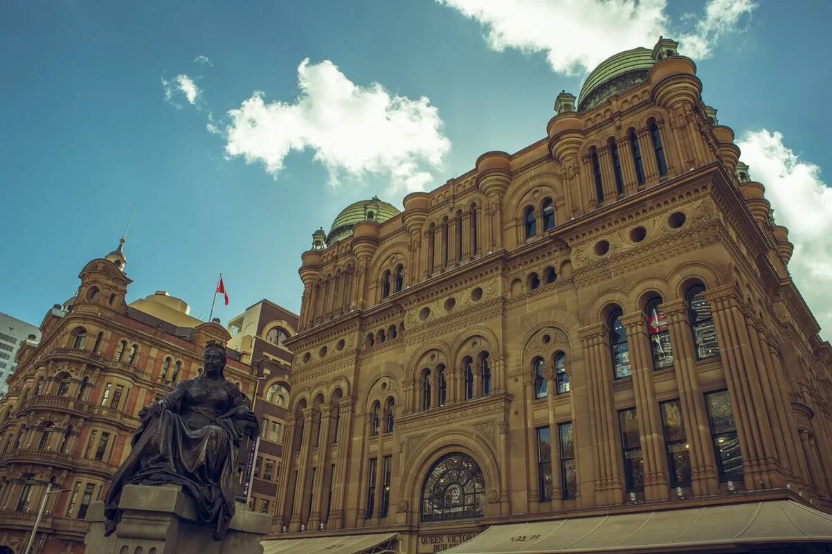 дворец королевы великобритании. куинс-хаус ("дом королевы"). дом королевы 8. здание королевы виктории в австралии. москва,улица академика королева,8.