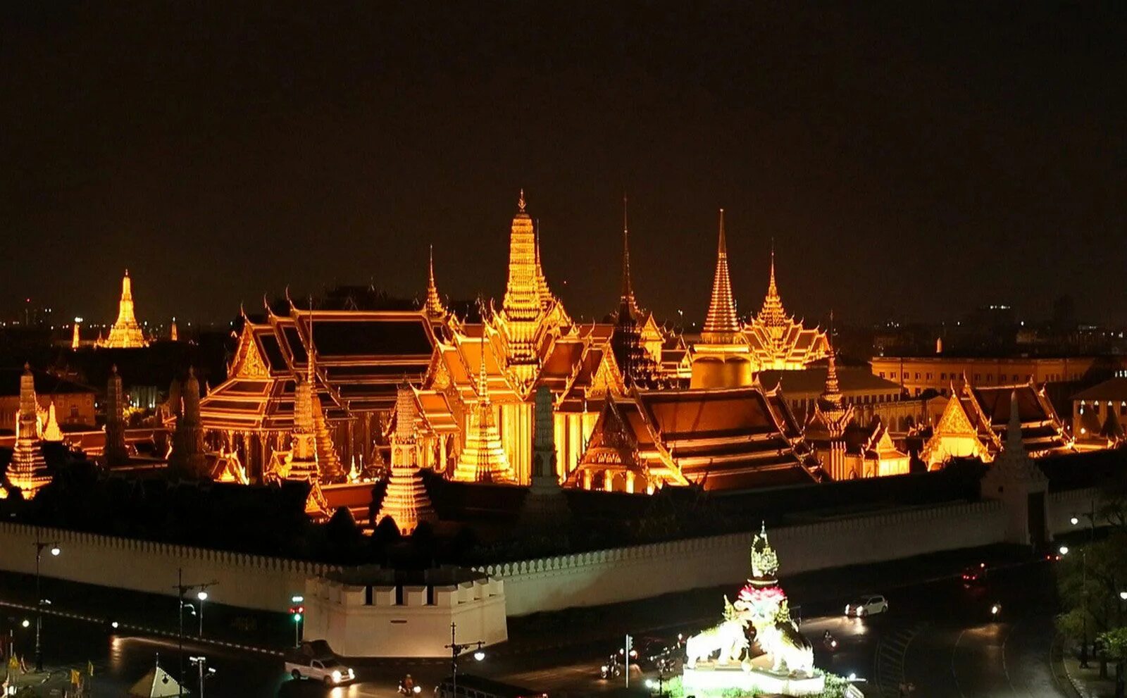 Чем знаменит бангкок. Королевский дворец в Бангкоке. Большой Королевский дворец Бангкок Таиланд. Большой Королевский дворец (Grand Palace) и храм изумрудного Будды. Дворец короля Тайланда в Бангкоке.